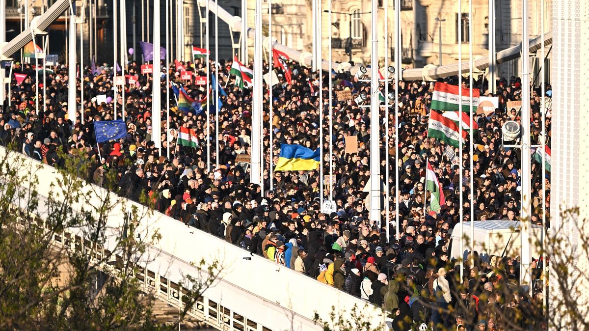 Tisíce lidí v Budapešti znovu protestovaly proti zákazu pochodů hrdosti