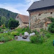 Starší nemovitost má rozlehlou zahradu, kterou postupně zvelebují.