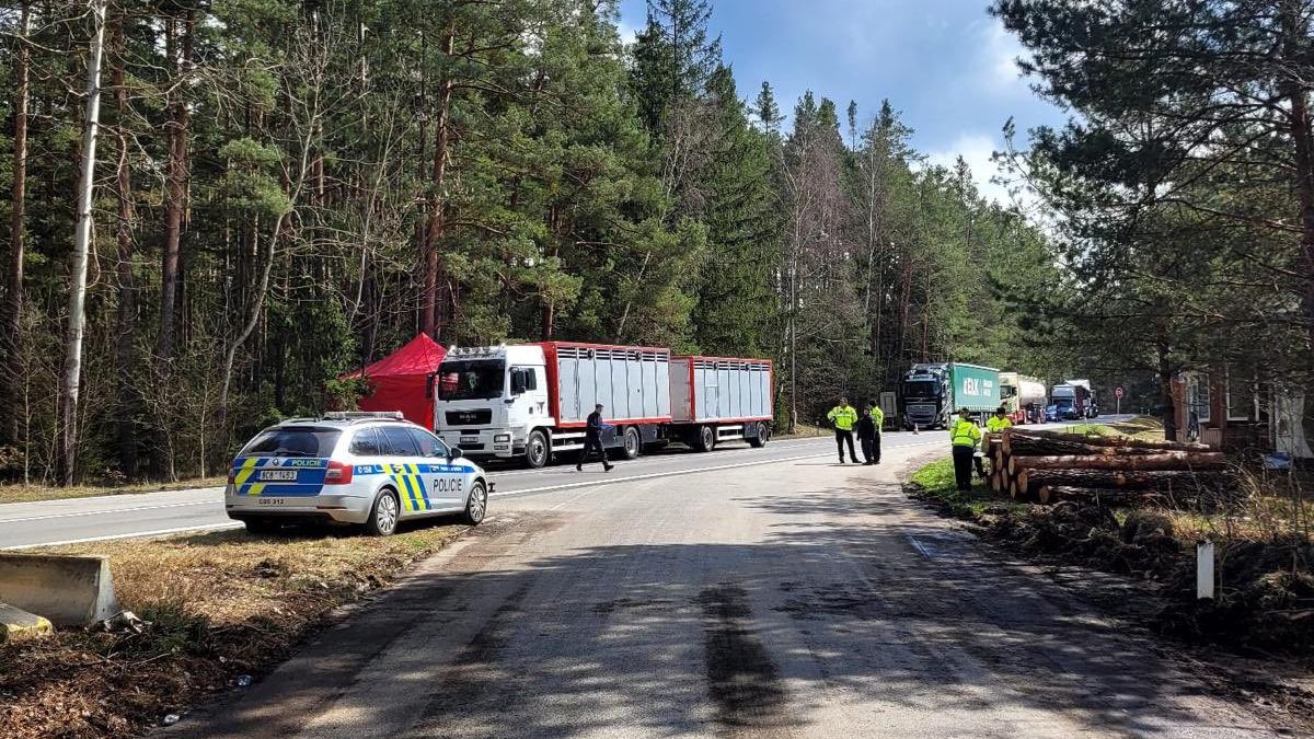 Kvůli obavám ze slintavky nepustili policisté přes hranici rakouský kamion