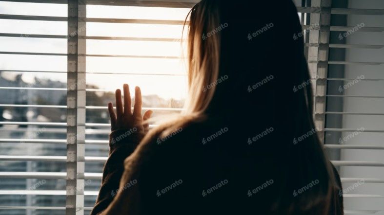 Sleduje mě, ví o každém kroku. Žena žije léta ve strachu z exmanžela, policie řeší přestupek