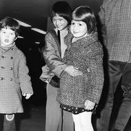 Slepý vietnamský sirotek Le Thanh Phung (9 roků), drží novou sestru Karen Sharp na letišti Heathrow v Londýně na jaře roku 1975. Evakuace byly kontroverzní, protože nebylo zcela jisté, že děti byly skutečně bez rodičů a bez příbuzných. Mnoho z nich se dodnes snaží pomocí DNA najít své skutečné předky ve Vietnamu, jiní dokonce zažalovali Spojené státy americké.