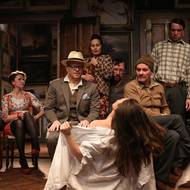 Racek - výjimečná inscenace po dvanáct let patřila k nejnavštěvovanějším a nejúspěšnějším titulům na repertoáru dejvické scény a už v průběhu uvádění se stala svým způsobem legendou.