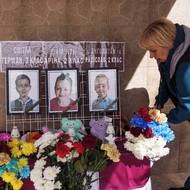 Páteční úder na rodné město prezidenta Volodymyra Zelenského rozprášil šrapnely na hustou rezidenční oblast, včetně dětského hřiště. Ukrajinská armáda uvedla, že Moskva použila kazetovou munici.