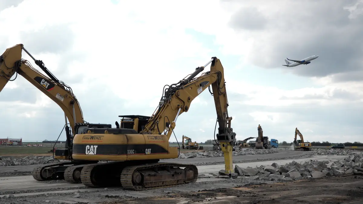 Pražské letiště na několik měsíců uzavřelo hlavní přistávací dráhu