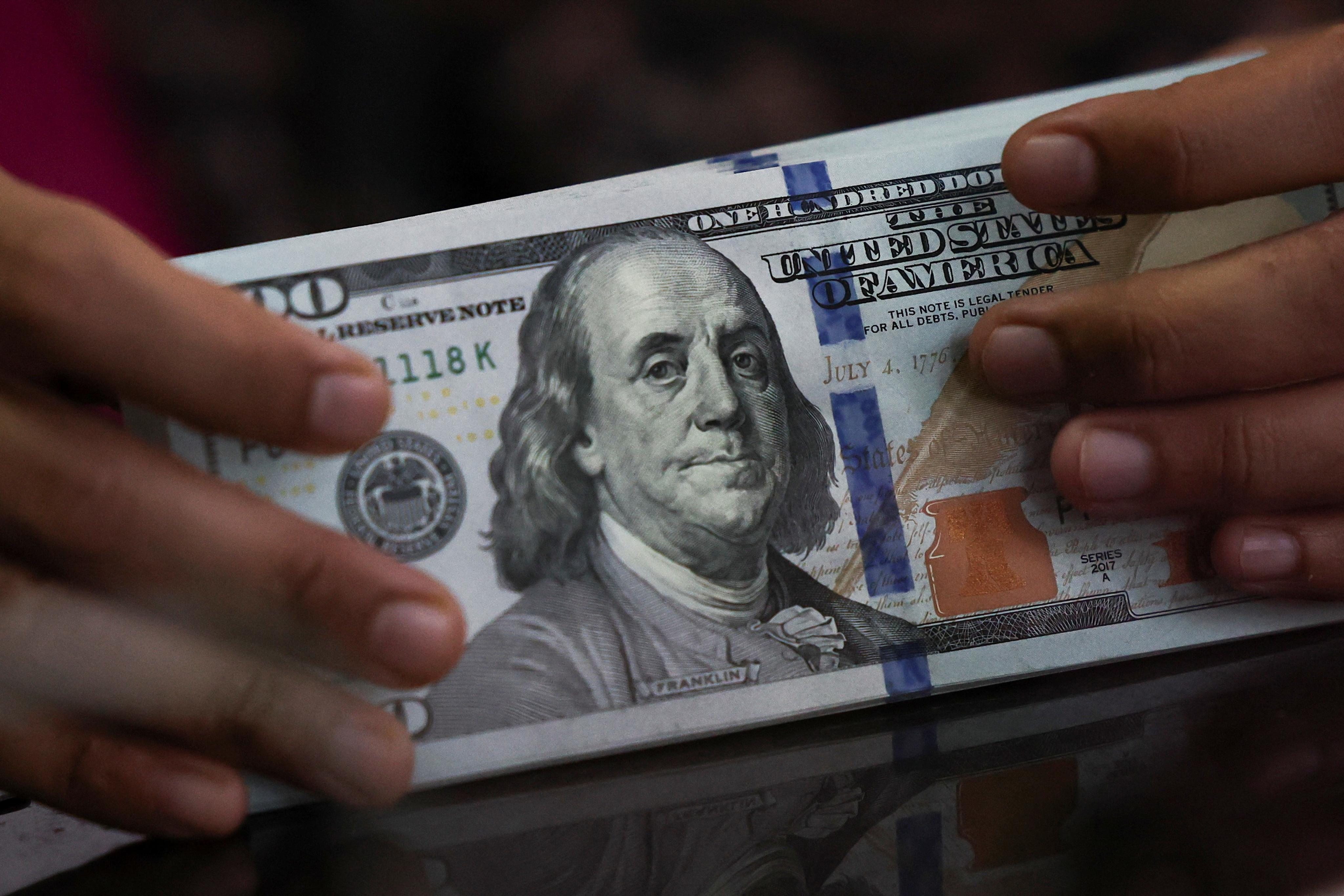 Světové centrální banky snižují závislost na USA. Zmenšují podíl dolaru v devizových rezervách