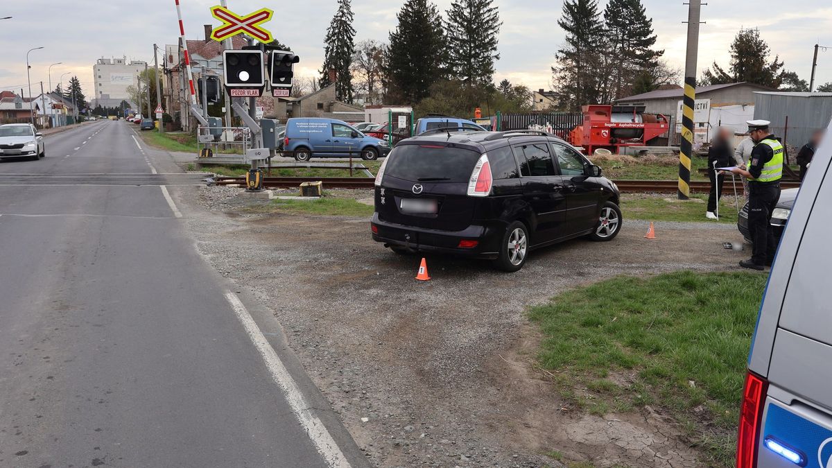 Šofér v Litovli řídil auto se sádrou na noze. Při odbočování narazil do jiného vozu