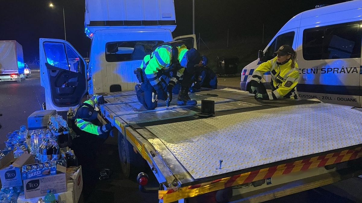 Celníci objevili při kontrolách aut na dálnici D8 tisíce cigaret a padělané zboží