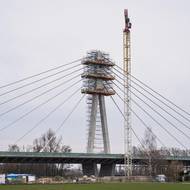 Stavba lanového mostu v rámci obchvatu pardubic na silnici č. 36 na snímku z 2. dubna 2025.