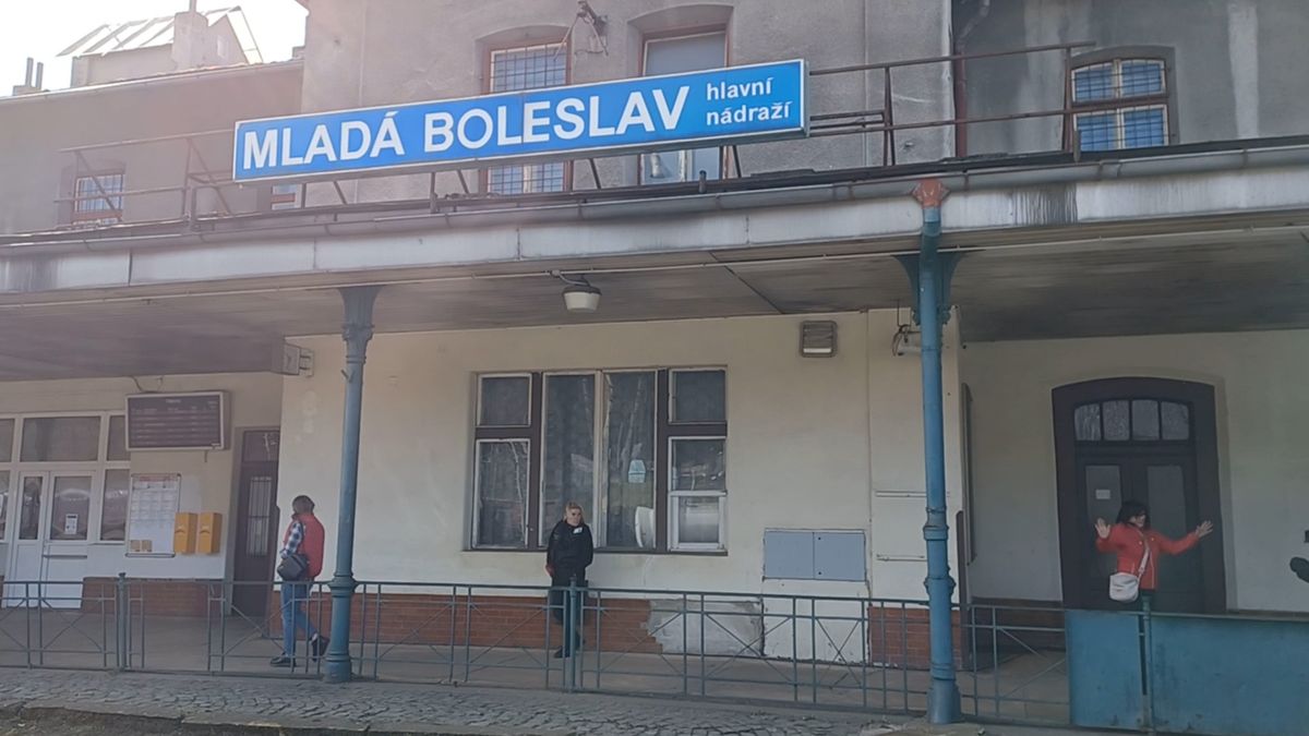 Na boleslavském nádraží začala demolice historické budovy, nahradí ji nižší hala