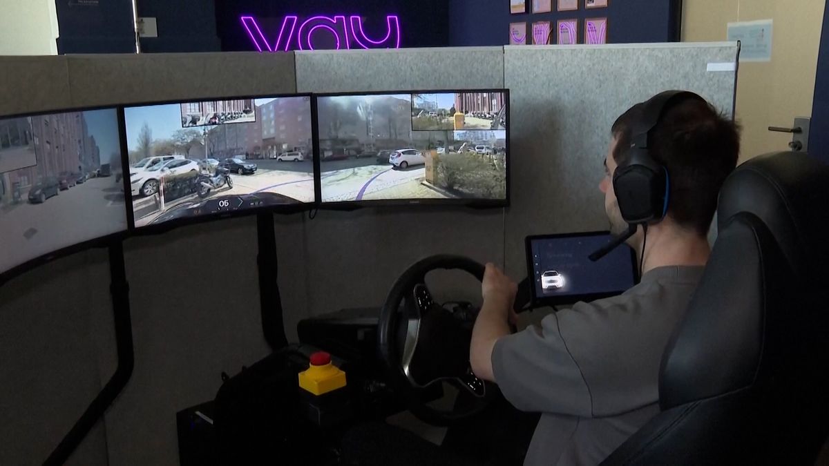 Řidič sedí u simulátoru, taxi ovládá na dálku