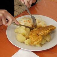 Smažený kuřecí plátek v těstíčku s bramborami