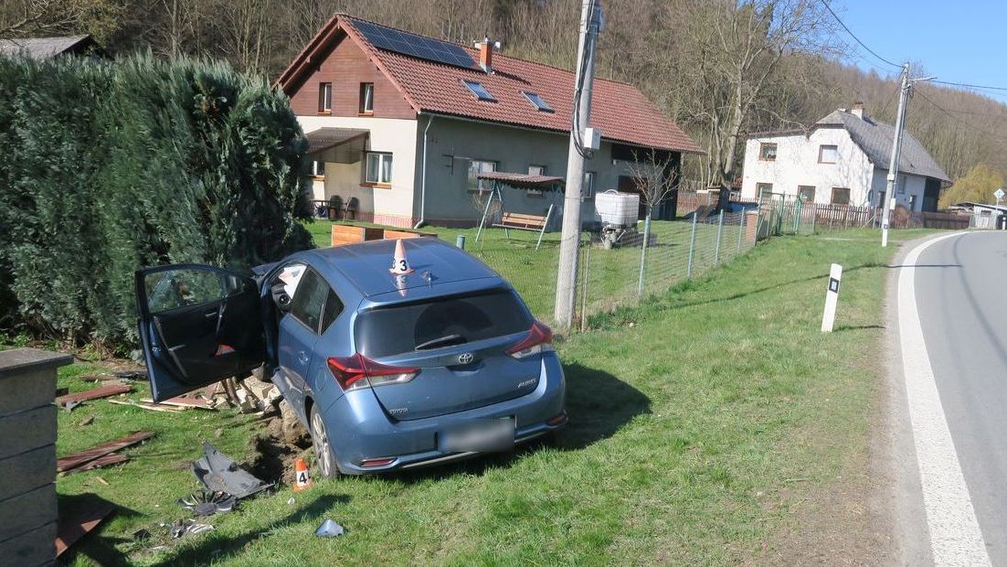 Seniorka nezvládla na Šumpersku auto a zdemolovala oplocení dvou domů