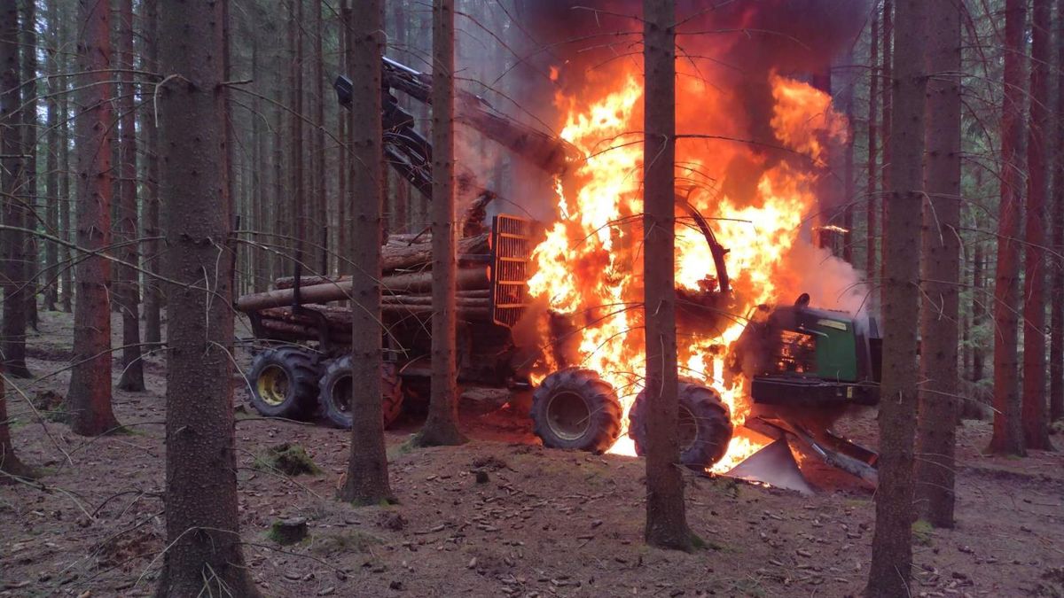 V lese na Svitavsku shořel vyvážecí traktor