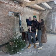 Starší dům rekonstruují Markéta s Martinem svépomocí. Společné foto při pořízení nemovitosti