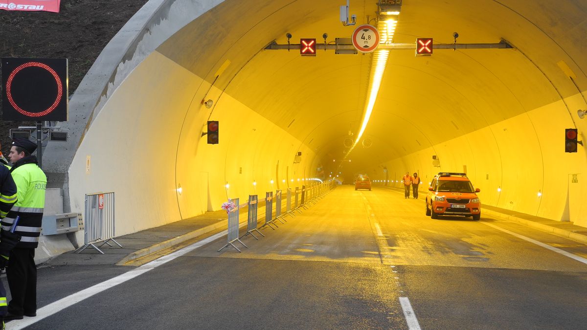 Dálnice D8 je na Ústecku kvůli opravě tunelů na týden obousměrně zavřená