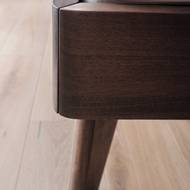 Architekti se věnují při zařizování interiérů každičkému detailu. I tvaru a provedení nožiček nábytku