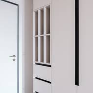 V horní části skříně jsou dvířka, ve spodní pak výhradně šuplíky. To kvůli pohodlnému přístupu.