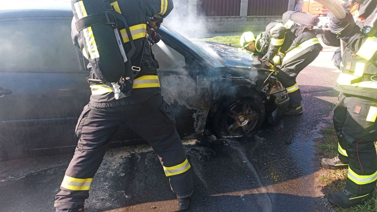 Drama ve Zlíně: Auto vzplálo za jízdy, uvnitř byla řidička a její malá dcera