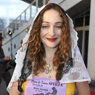 Upcyklovaný model odkazoval ke španělské Seville, o které zpívá i v jedné ze svých písní. 