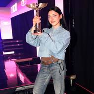 Sošku za nejlepší skladbu si odnesla Pam Rabbit s písní Space. S dress codem si sedmadvacetiletá zpěvačka hlavu příliš nelámala, když se oblékla do džínového kompletu.