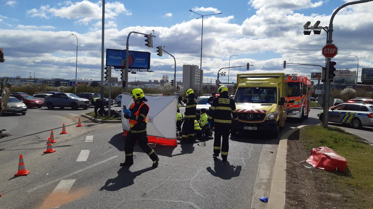 Tragický střet skútru s autem omezil provoz na vytížené křižovatce v Praze