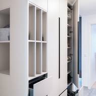 Úložné prostory na drobné předměty jsou navržené tak, aby se využil každý centimetr. Tedy i z boku skříně