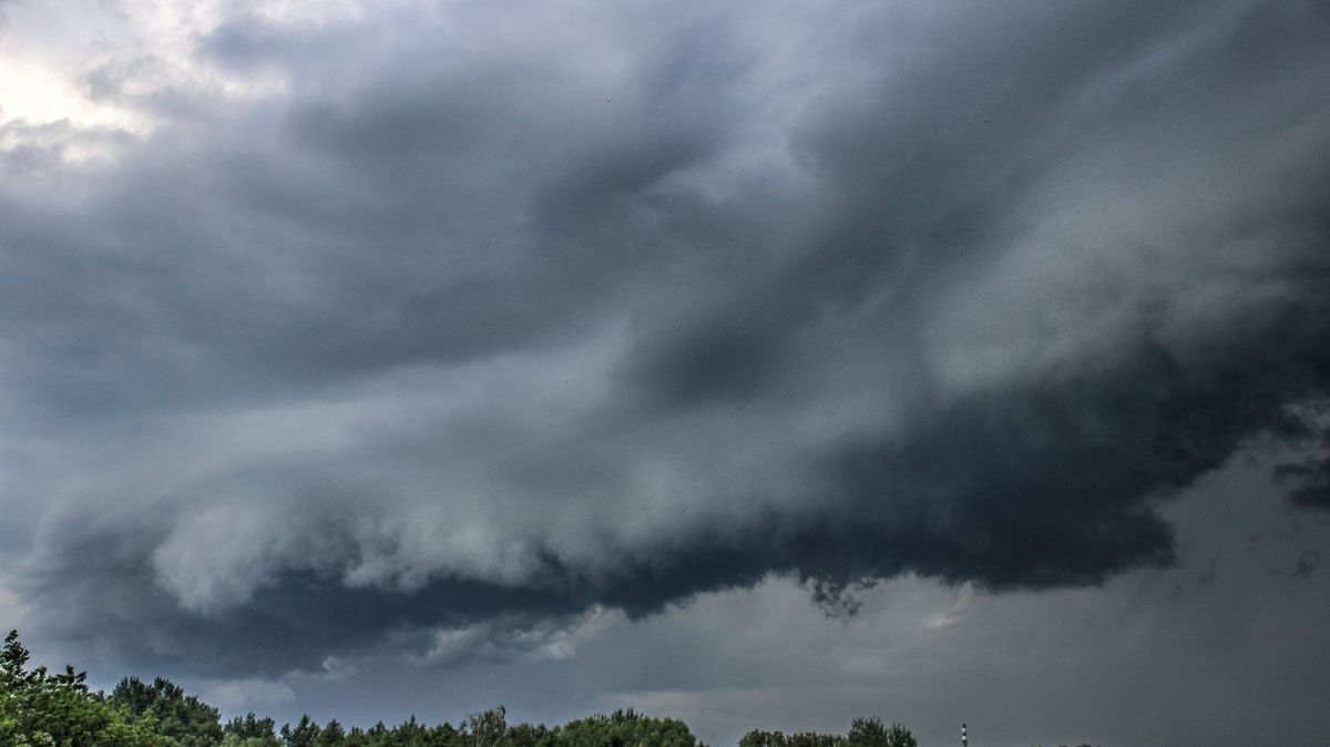 Česko zasáhnou silné bouřky, varují meteorologové