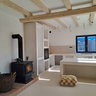 Kanadská kamna, která spolehlivě vytopí celý dům. Podlahové topení slouží jako záloha.