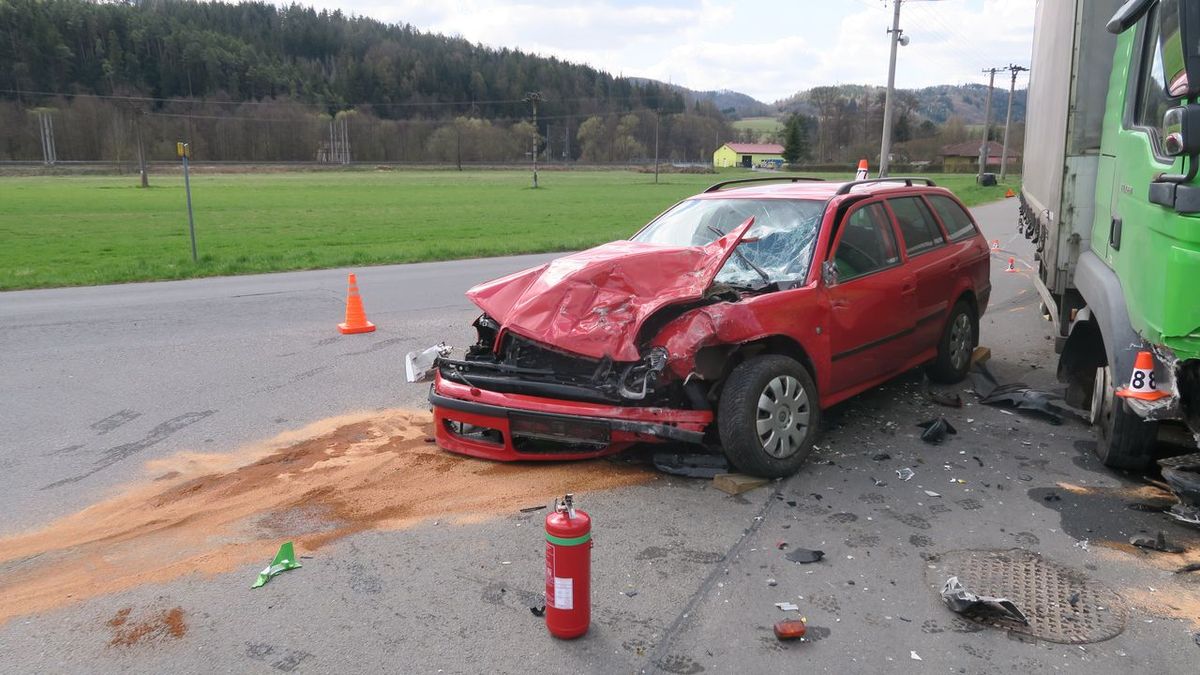 Odbočující náklaďák narazil do octavie, její řidič skončil v nemocnici