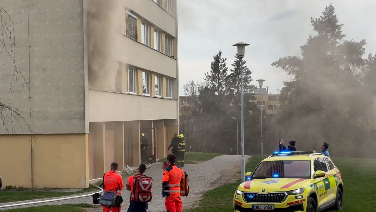 V Brně hořel byt v paneláku, obyvatelku snesli hasiči z balkónu po žebříku