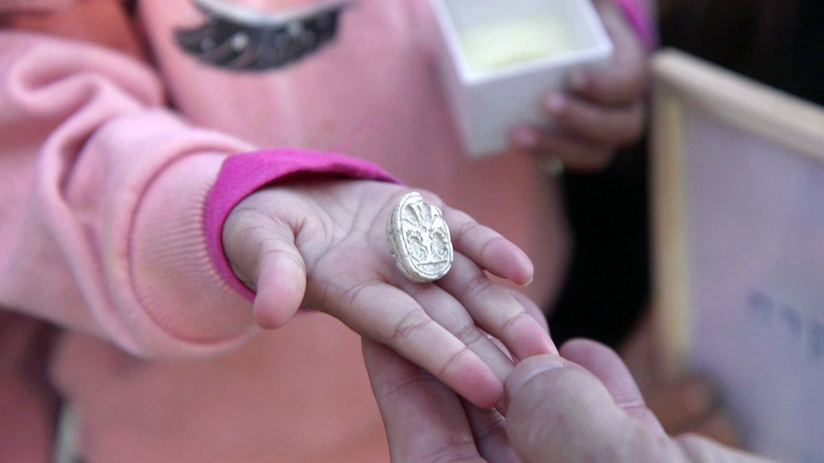 Byly na tom zuby. Tříletá holčička našla 3800 let starý artefakt