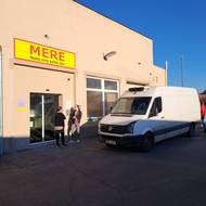 Vstup do karlovarské prodejny MERE. Před otevřením čekaly u dveří dvě zákaznice