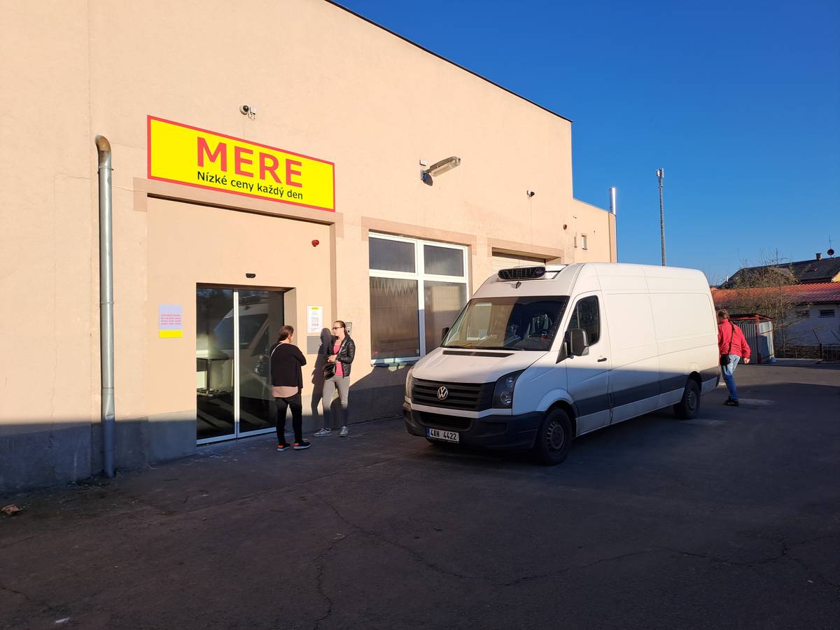 Vstup do karlovarské prodejny MERE. Před otevřením čekaly u dveří dvě zákaznice