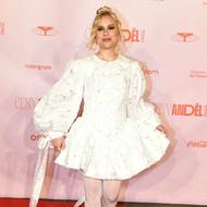 Influencerka Mariana Prachařová přišla v mini šatech inspirovaných ikonickou sérií Dallas z 80. let módní návrhářky Terezie Rosalie Kladošové. Model stojí 26 000 Kč, půjčovné je 9 000 Kč. 