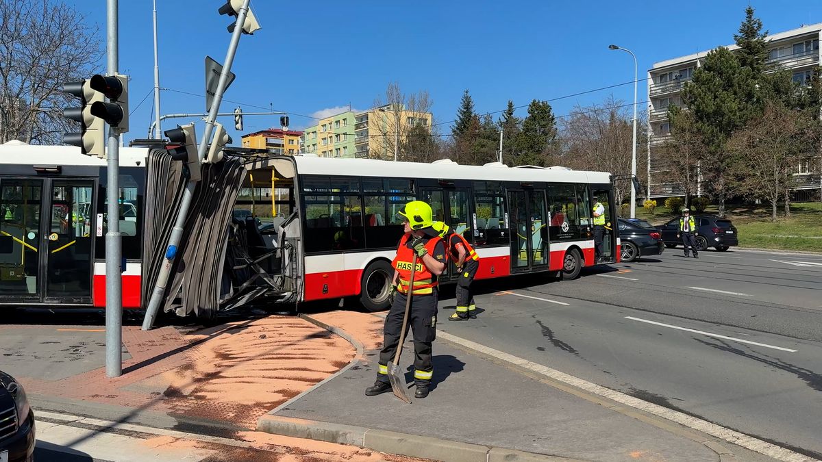 Řidič autobusu v Praze po poruše rozpáral kloub o semafor