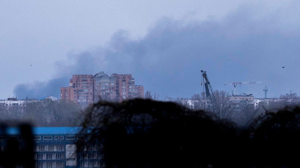 Rusko v noci útočilo raketami na Kyjev, ve třech čtvrtích vypukly požáry