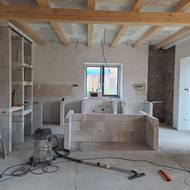 Zděná kuchyň, kterou sami navrhli a zhotovili. Materiál pórobeton, povrch mikrocementová stěrka.