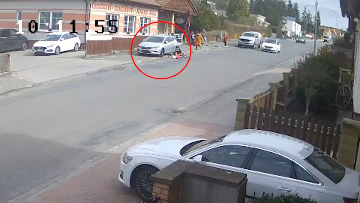 Nehodu, při které nezabrzděné auto srazilo těhotnou ženu s kočárkem, vyšetřuje policie jako přestupek