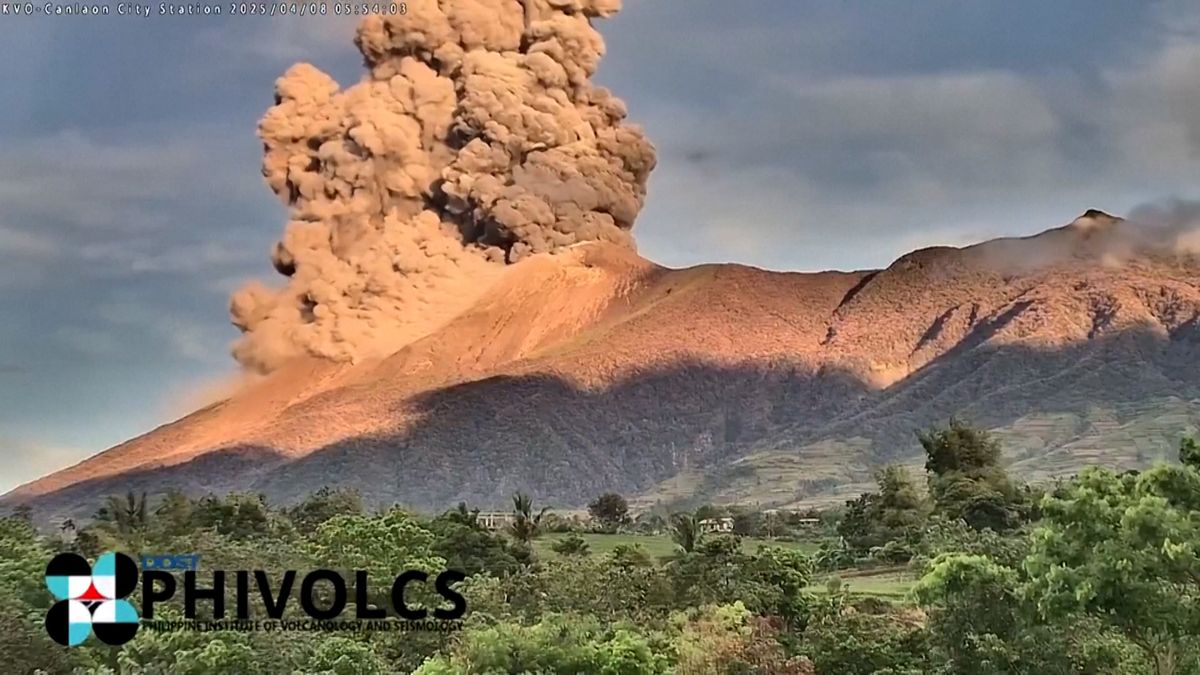 Filipínský vulkán vymrštil popel do výšky čtyř kilometrů, video ukazuje ničivou sílu erupce
