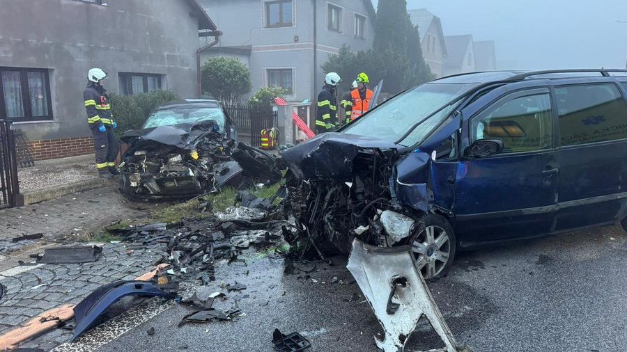 Tři zranění a zastavená doprava směrem na Hradec Králové