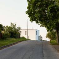 Jde o tvarově velmi střídmou stavbu.