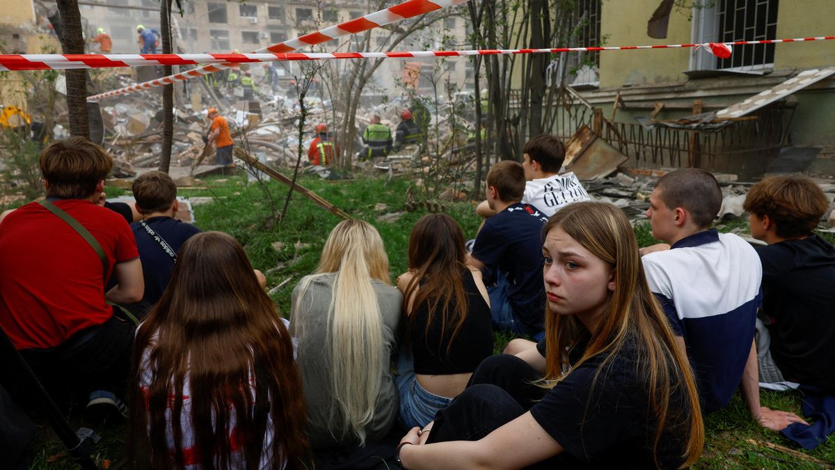 Při ruském úderu na Kyjev zemřeli dva mladí sourozenci. Počet obětí stoupl na dvanáct