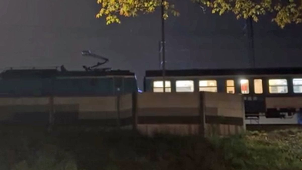 Vlak v Praze srazil člověka, provoz na trati byl zastaven