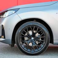 Kola o průměru 20" vypadají skvěle, v kombinaci s M sportovním podvozkem ale vůz působí snad až zbytečně tuhým dojmem.