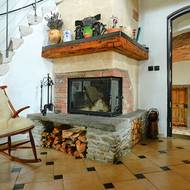 Kamenné schodiště vedoucí do ložnice v podkroví bylo celé dostavěno, ale podtrhuje autentický ráz celého prostoru.