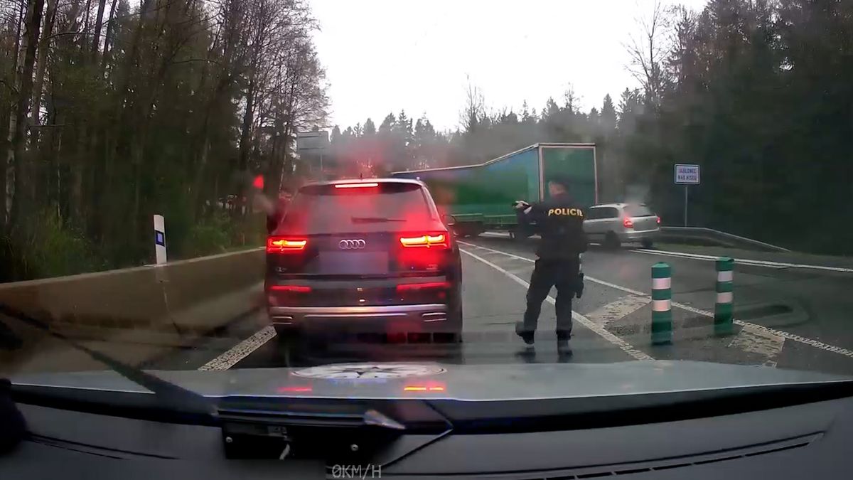 Cizince ujíždějícího v kradeném autě zastavil v Jablonci zátaras z kamionu