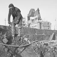 Myšlenka postavit sovětskému diktátorovi Stalinovi pomník se objevila po skončení druhé světové války. O místě, kde by měl stát, se různě polemizovalo, ale nakonec vyhrála pražská Letná, konkrétně lokace naproti Čechově mostu.