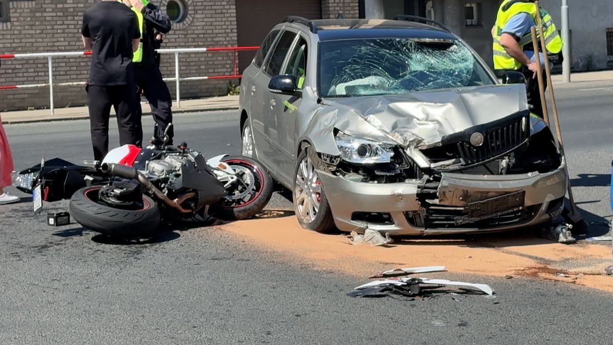 Při srážce s autem se v Kladně vážně zranil motorkář