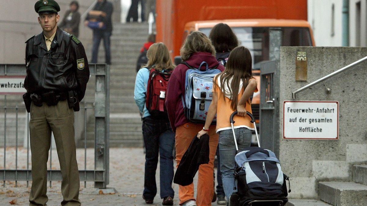 Při útoku utečte a menší incidenty nehlašte, radí manuál německým učitelům při napadení