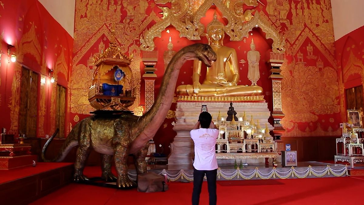 Buddhistický chrám v Thajsku instaloval u kazatelny obří pohyblivou maketu dinosaura